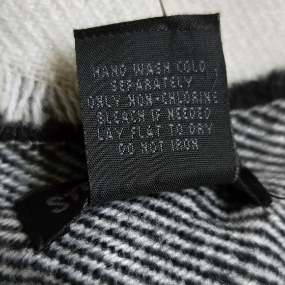 Steve Madden Wide Plaid Scarf Black & White NWT New Cozycore - Picture 5 of 7